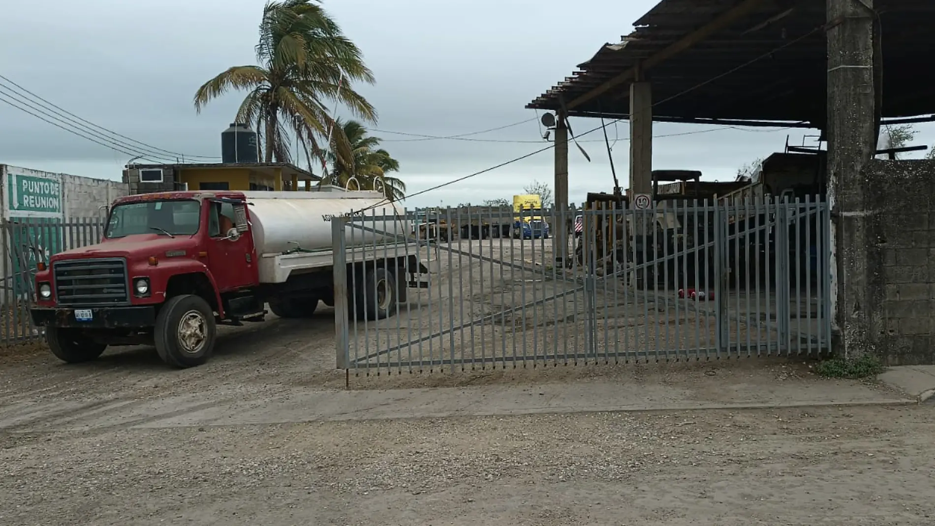 Tres trabajadores de un taller de reparación de tráileres perdieron la vida al explotar un autotanque cuando realizaban trabajos de soldadura al norte del municipio de Altamira, Tamaulipas